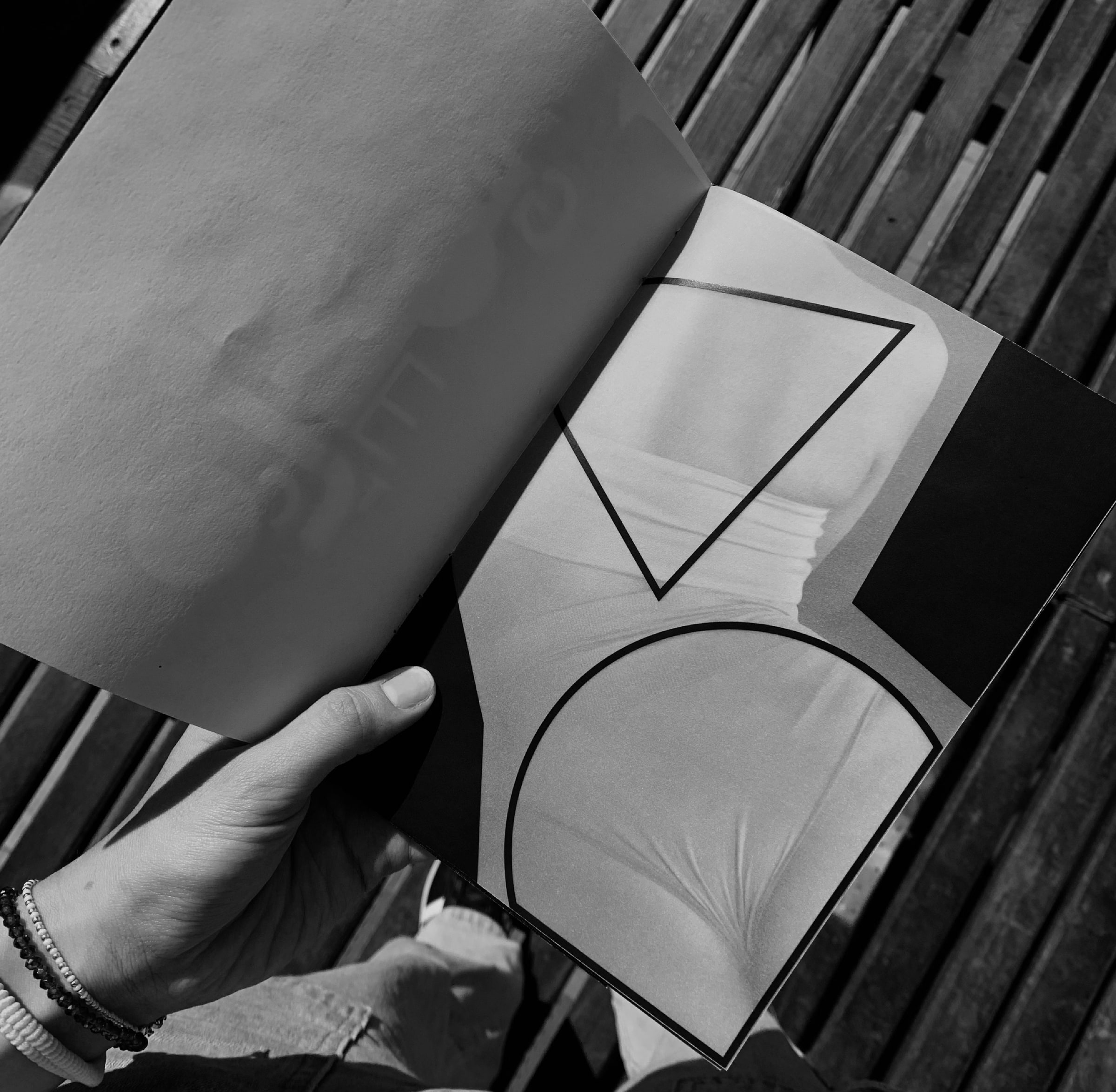 Detalle del troquel: el borde del círculo y del triángulo recortados sobre el papel.