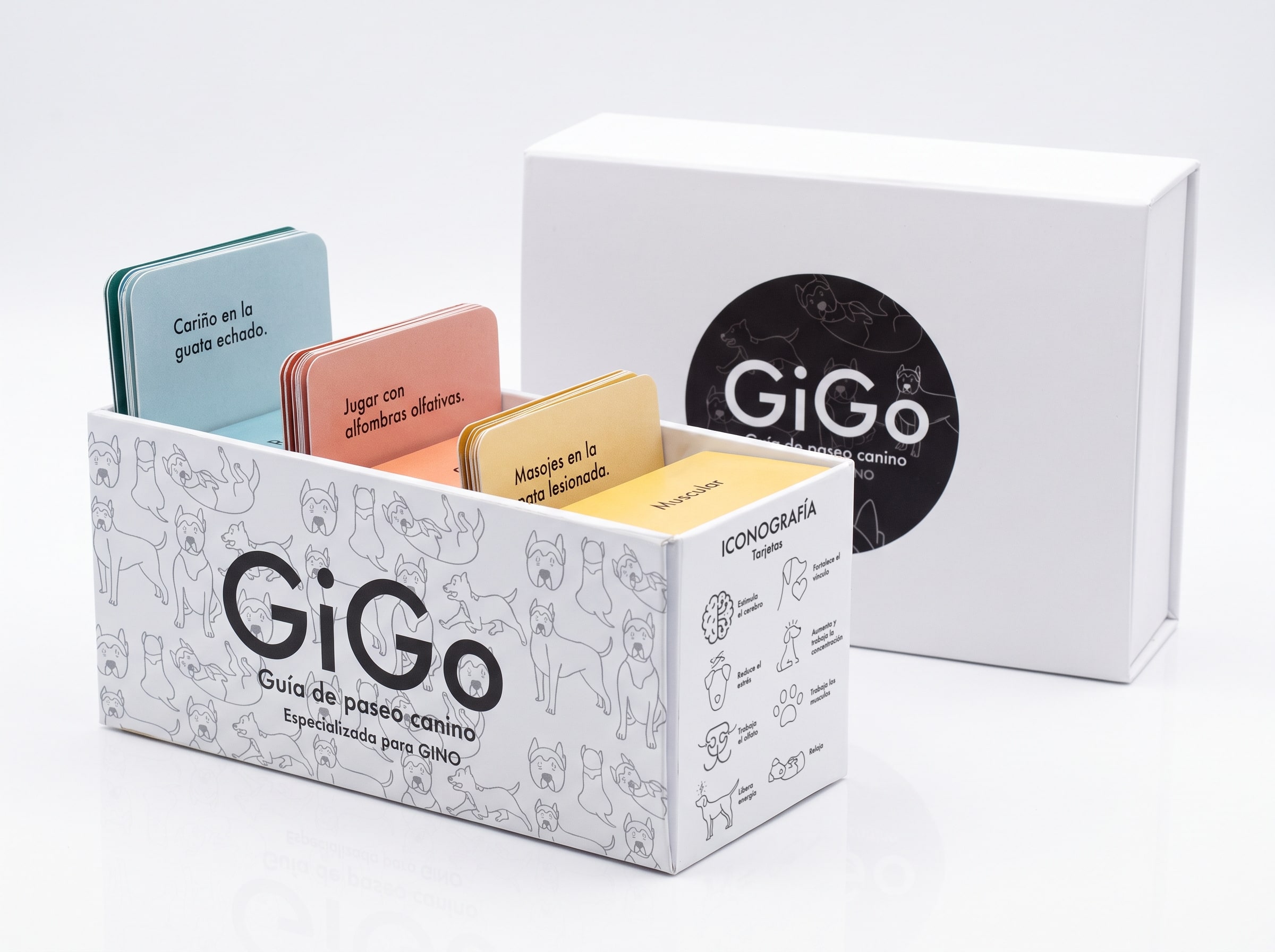 La caja abierta con las tarjetas ordenadas por color, junto a la caja cerrada con el logotipo.